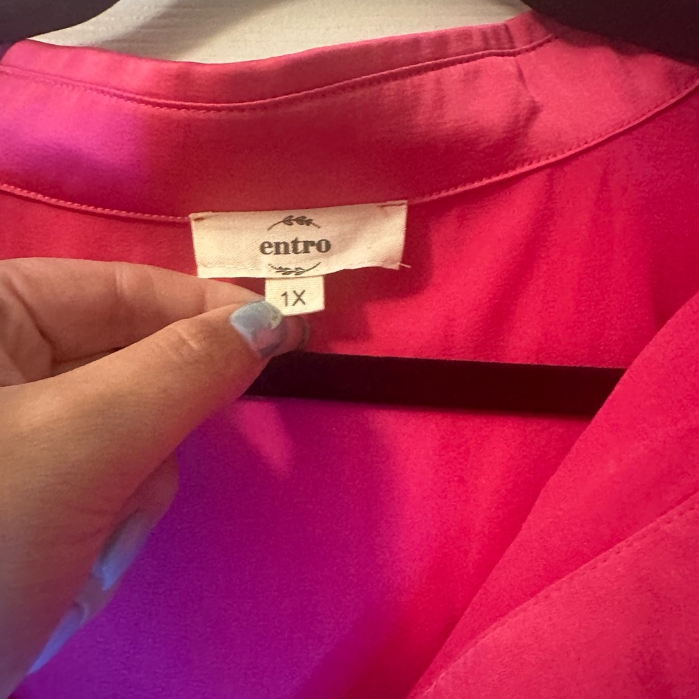 Entro: Pink button down with gold accents.
